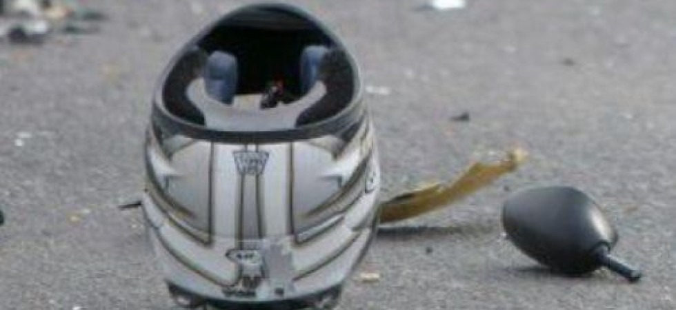 Tragedia della strada, motociclista si schianta contro una macchina e perde la vita sul colpo